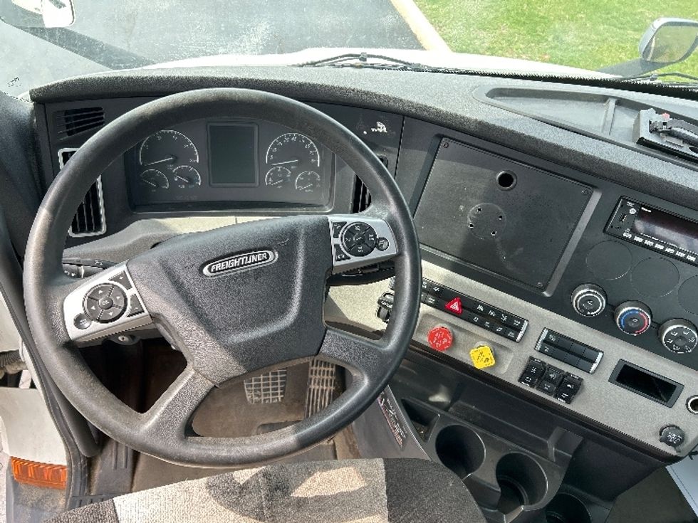 Day Cab Tractor-Heavy Duty Tractors-Freightliner-2022-T11664ST-Allentown-PA-643,440\n\t\tmiles-$ 29,250 - Image 11