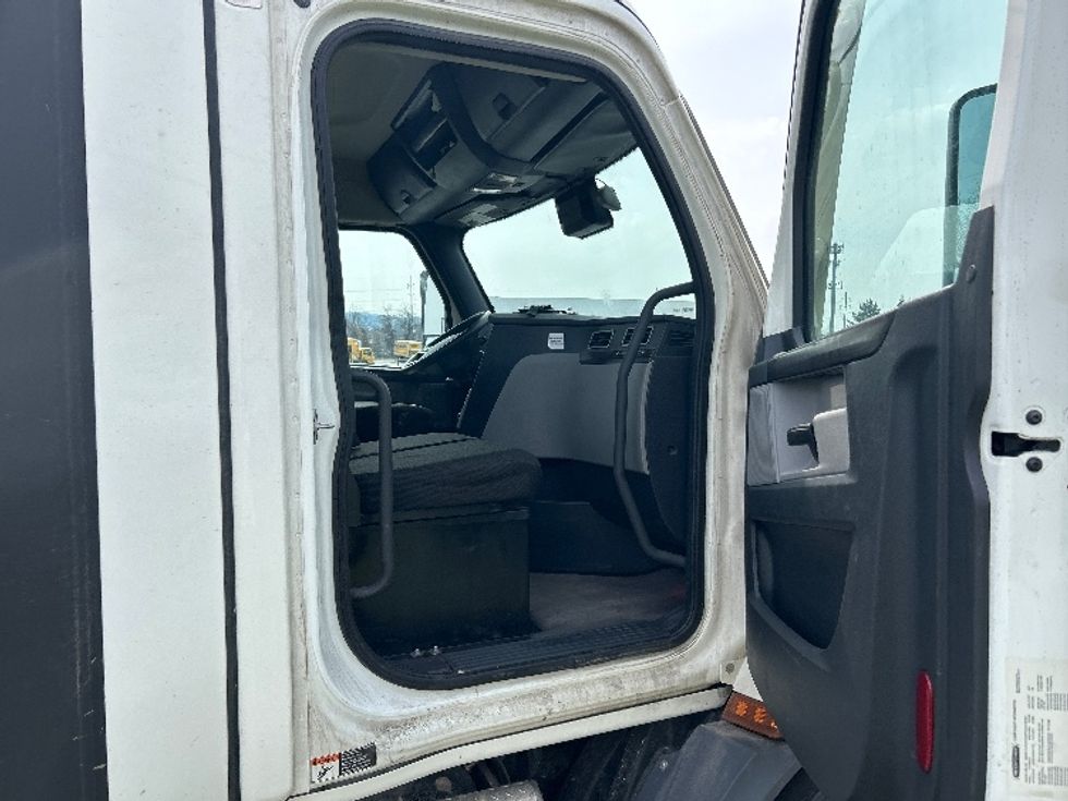 Day Cab Tractor-Heavy Duty Tractors-Freightliner-2022-T11664ST-Allentown-PA-643,440\n\t\tmiles-$ 29,250 - Image 12