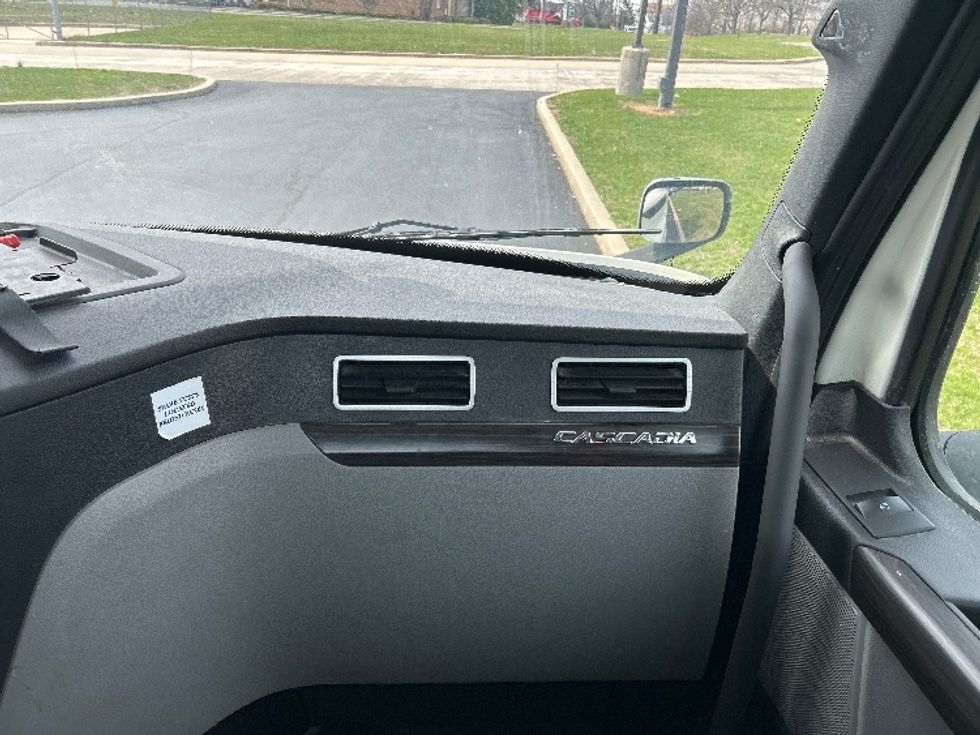 Day Cab Tractor-Heavy Duty Tractors-Freightliner-2022-T11664ST-Allentown-PA-643,440\n\t\tmiles-$ 29,250 - Image 13