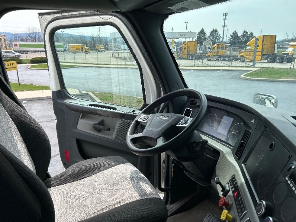 Day Cab Tractor-Heavy Duty Tractors-Freightliner-2022-T11664ST-Allentown-PA-643,440\n\t\tmiles-$ 29,250 - Image 14