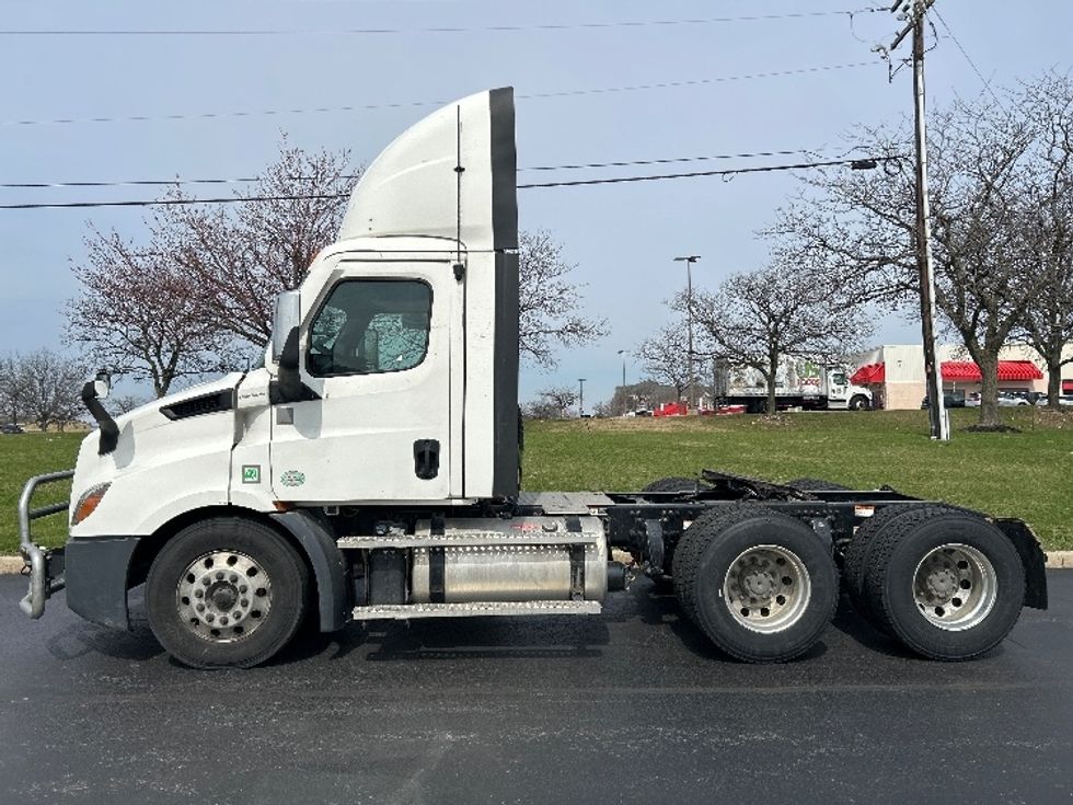 Day Cab Tractor-Heavy Duty Tractors-Freightliner-2022-T11664ST-Allentown-PA-643,440\n\t\tmiles-$ 29,250 - Image 4