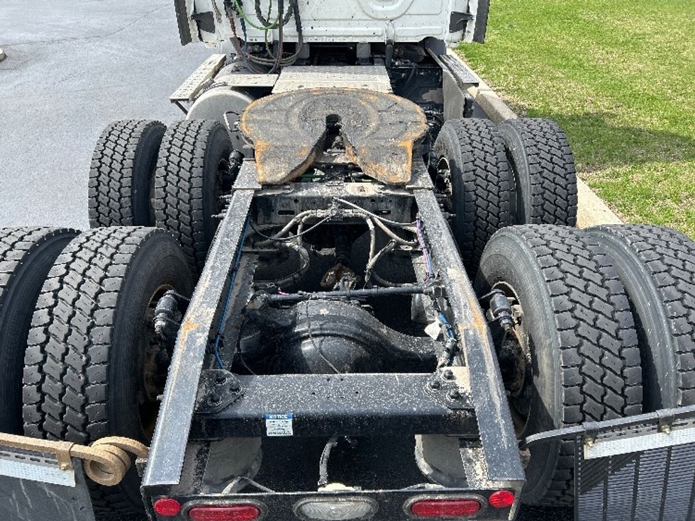 Day Cab Tractor-Heavy Duty Tractors-Freightliner-2022-T11664ST-Allentown-PA-643,440\n\t\tmiles-$ 29,250 - Image 6