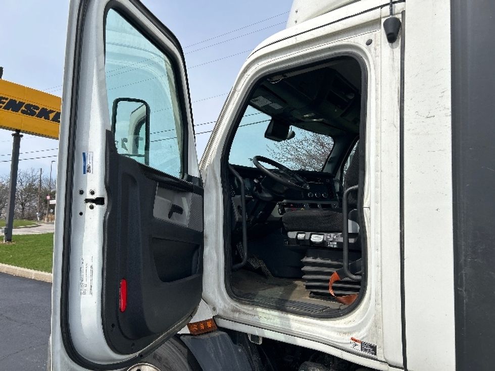 Day Cab Tractor-Heavy Duty Tractors-Freightliner-2022-T11664ST-Allentown-PA-643,440\n\t\tmiles-$ 29,250 - Image 9
