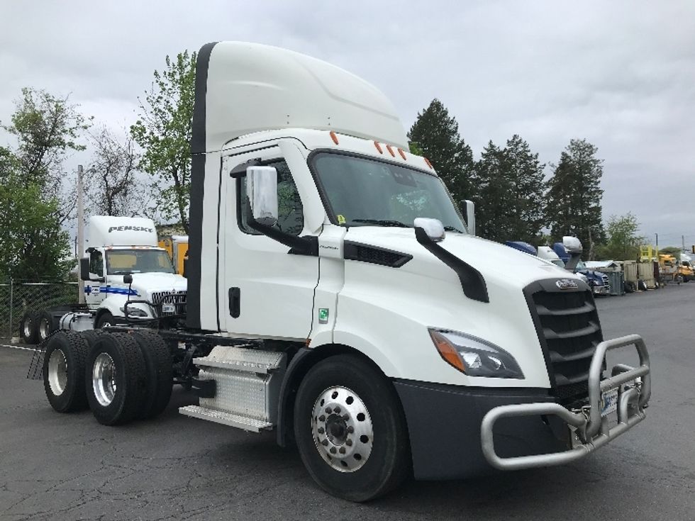 Day Cab Tractor-Heavy Duty Tractors-Freightliner-2022-T11664ST-Allentown-PA-697,400\n\t\tmiles-$ 28,250 - Image 1