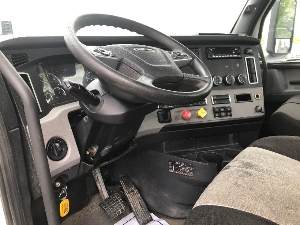 Day Cab Tractor-Heavy Duty Tractors-Freightliner-2022-T11664ST-Allentown-PA-697,400\n\t\tmiles-$ 28,250 - Image 10