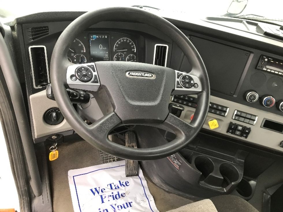 Day Cab Tractor-Heavy Duty Tractors-Freightliner-2022-T11664ST-Allentown-PA-697,400\n\t\tmiles-$ 28,250 - Image 11