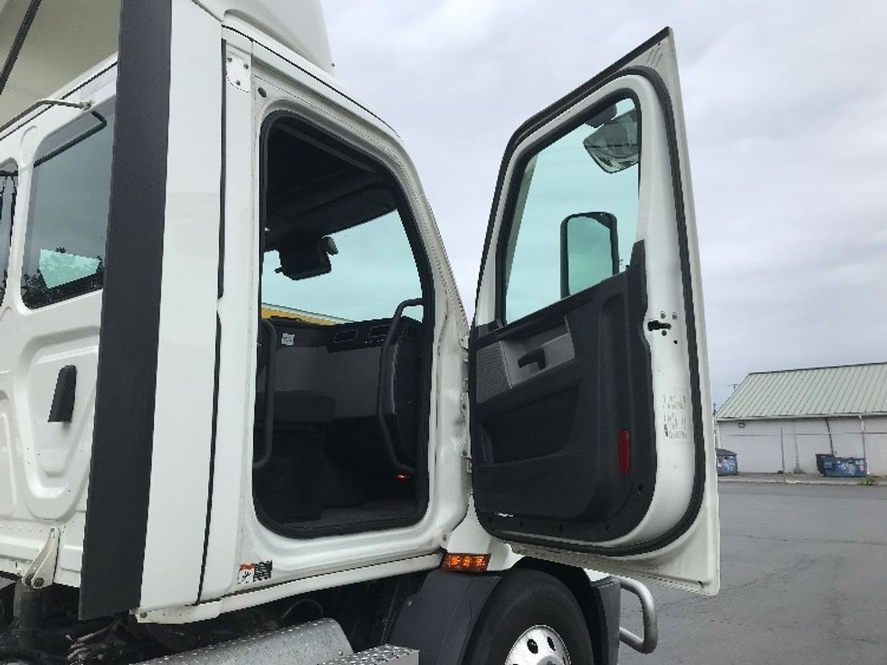 Day Cab Tractor-Heavy Duty Tractors-Freightliner-2022-T11664ST-Allentown-PA-697,400\n\t\tmiles-$ 28,250 - Image 12