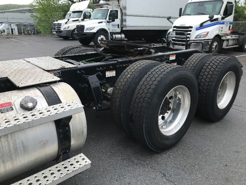 Day Cab Tractor-Heavy Duty Tractors-Freightliner-2022-T11664ST-Allentown-PA-697,400\n\t\tmiles-$ 28,250 - Image 17