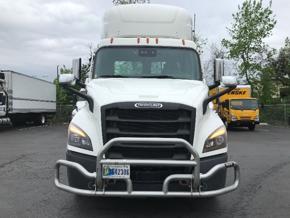 Day Cab Tractor-Heavy Duty Tractors-Freightliner-2022-T11664ST-Allentown-PA-697,400\n\t\tmiles-$ 28,250 - Image 2