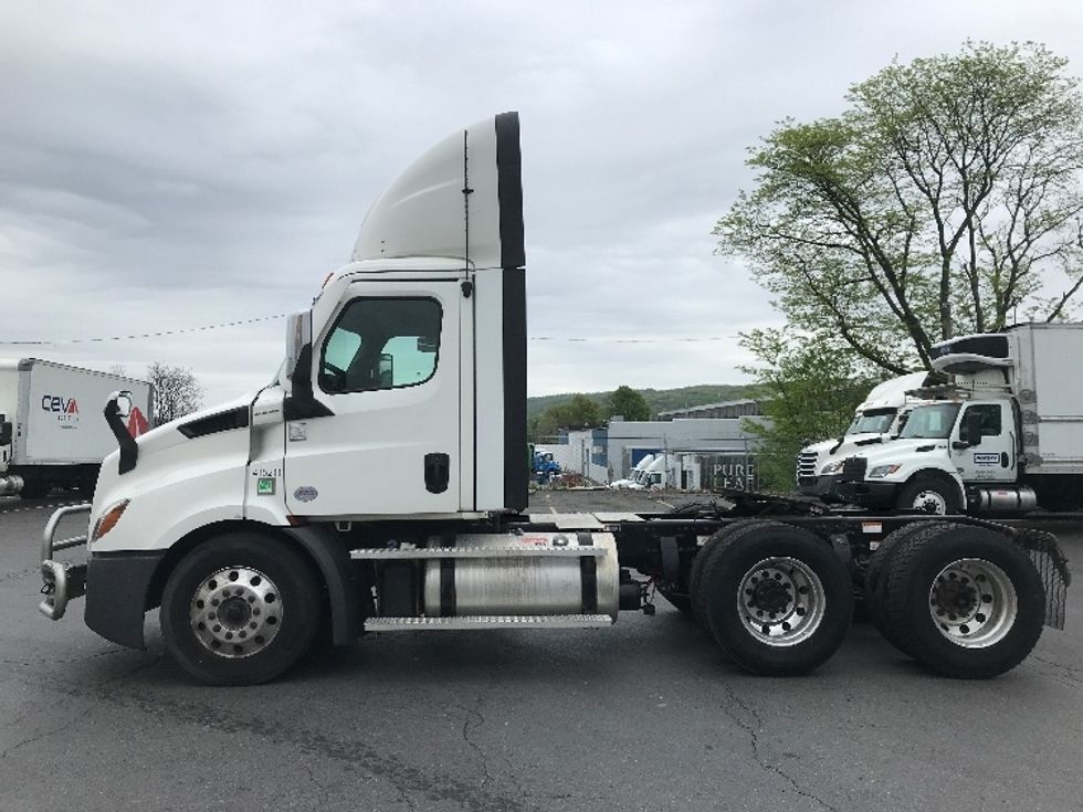 Day Cab Tractor-Heavy Duty Tractors-Freightliner-2022-T11664ST-Allentown-PA-697,400\n\t\tmiles-$ 28,250 - Image 4