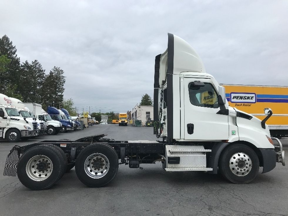 Day Cab Tractor-Heavy Duty Tractors-Freightliner-2022-T11664ST-Allentown-PA-697,400\n\t\tmiles-$ 28,250 - Image 8