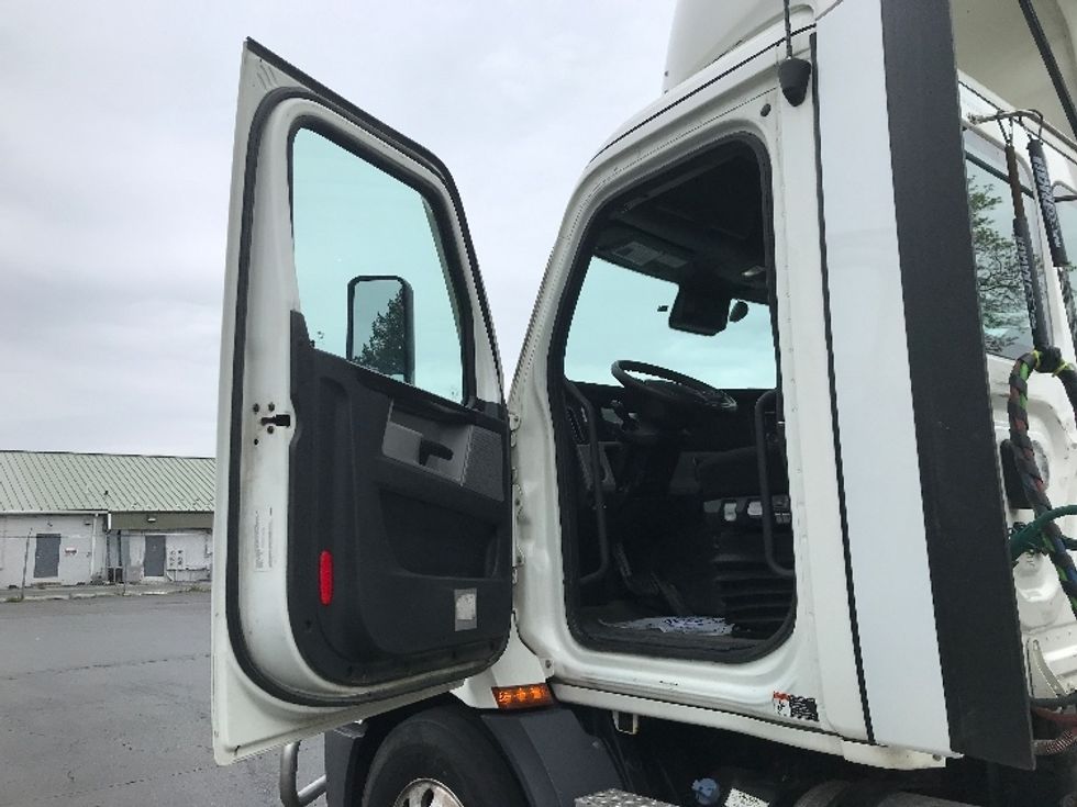 Day Cab Tractor-Heavy Duty Tractors-Freightliner-2022-T11664ST-Allentown-PA-697,400\n\t\tmiles-$ 28,250 - Image 9