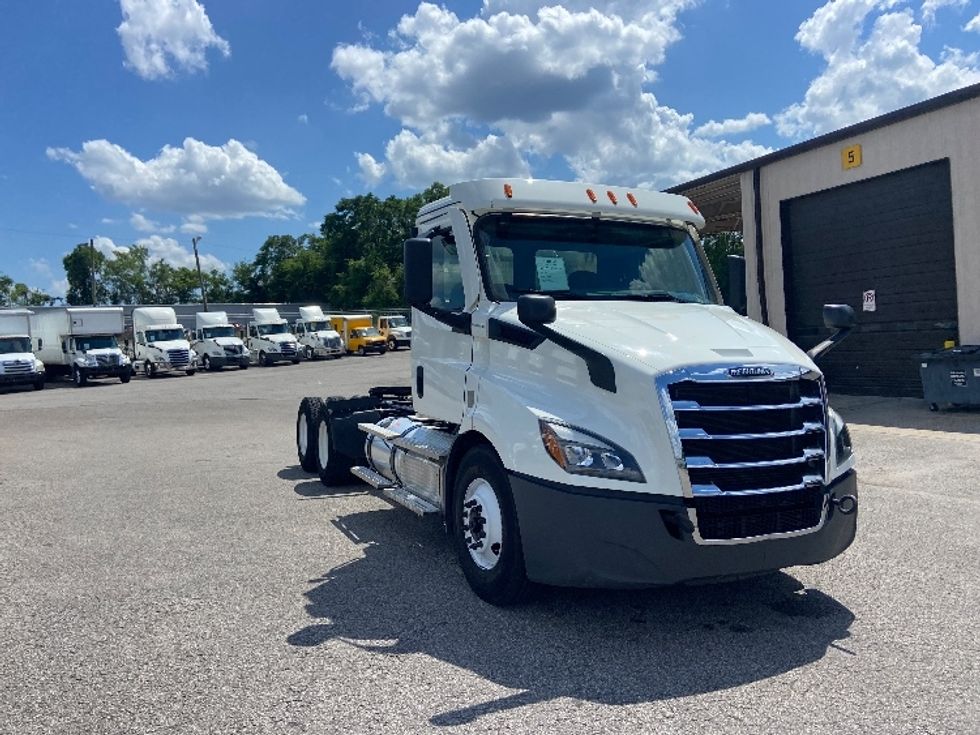 Day Cab Tractor-Heavy Duty Tractors-Freightliner-2022-T11664ST-Brooklyn Park-MN-59,408\n\t\tmiles-$ 65,750 - Image 1