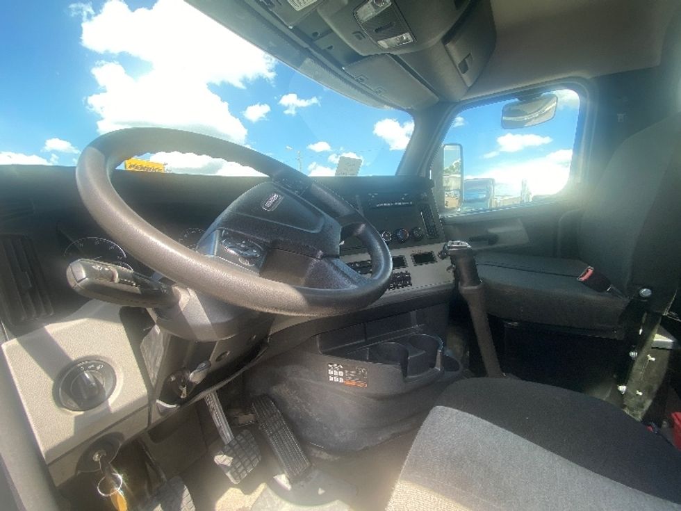 Day Cab Tractor-Heavy Duty Tractors-Freightliner-2022-T11664ST-Brooklyn Park-MN-59,408\n\t\tmiles-$ 65,750 - Image 10