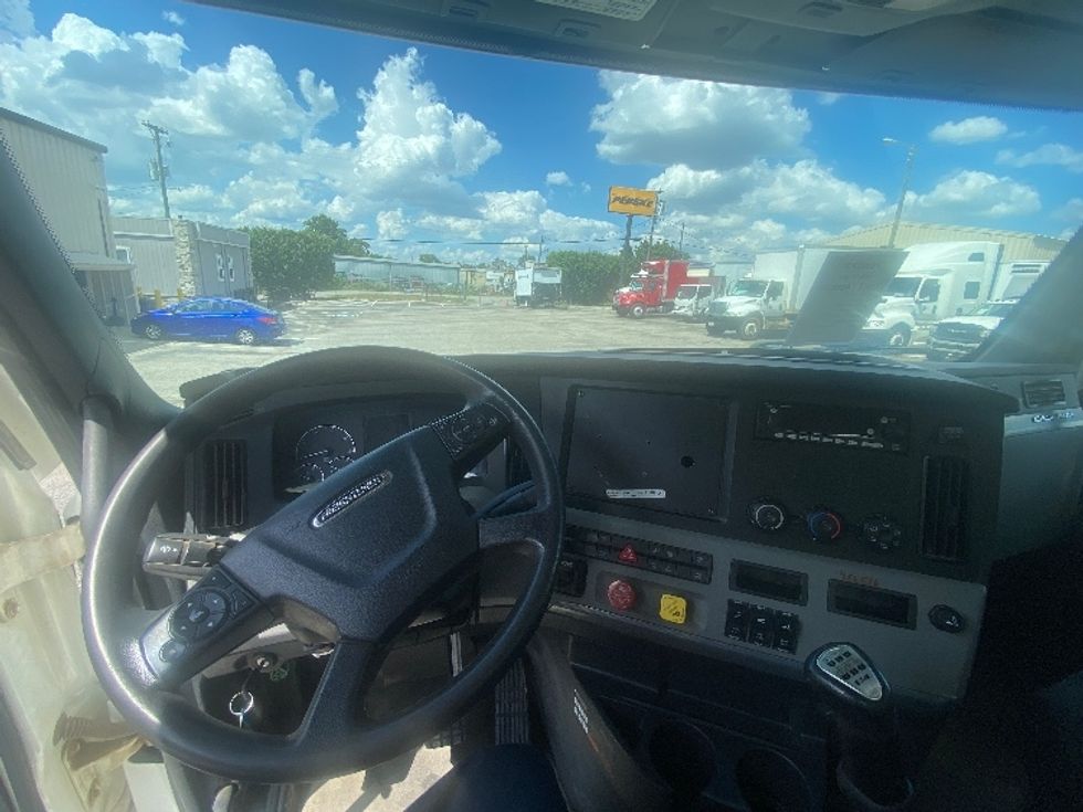 Day Cab Tractor-Heavy Duty Tractors-Freightliner-2022-T11664ST-Brooklyn Park-MN-59,408\n\t\tmiles-$ 65,750 - Image 11