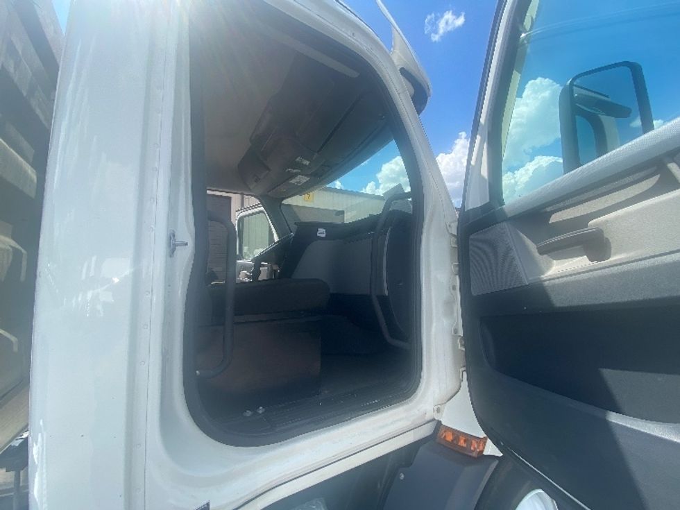 Day Cab Tractor-Heavy Duty Tractors-Freightliner-2022-T11664ST-Brooklyn Park-MN-59,408\n\t\tmiles-$ 65,750 - Image 12