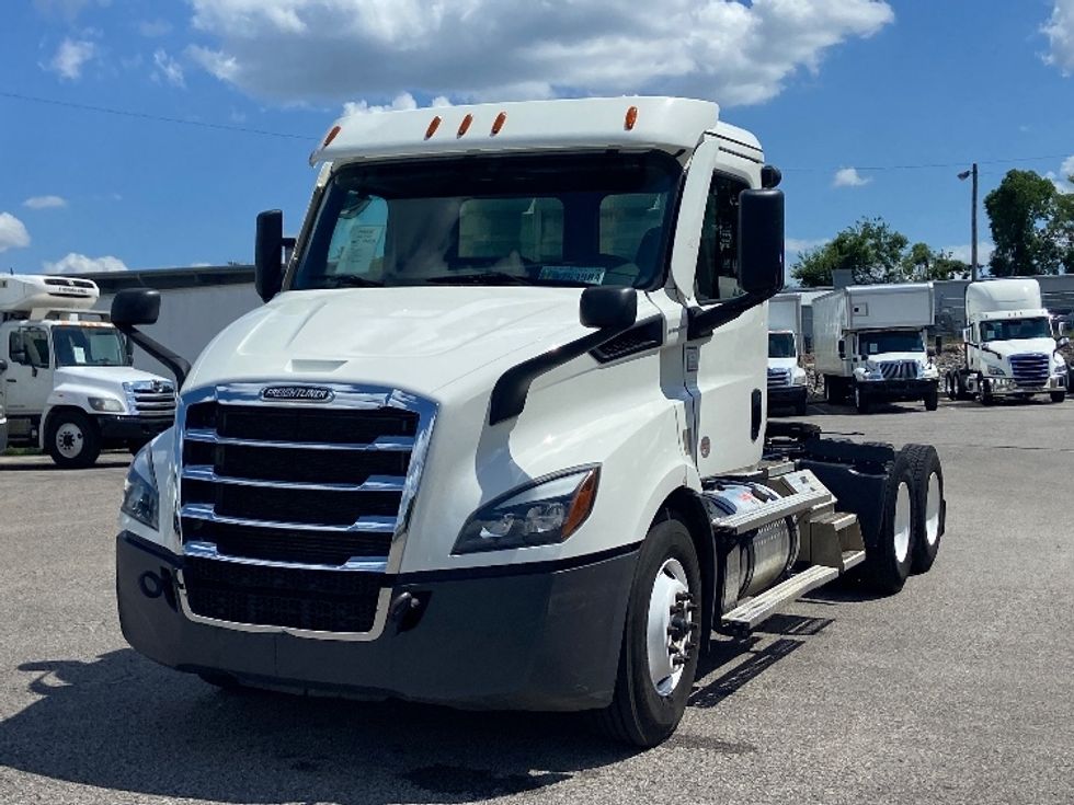 Day Cab Tractor-Heavy Duty Tractors-Freightliner-2022-T11664ST-Brooklyn Park-MN-59,408\n\t\tmiles-$ 65,750 - Image 3