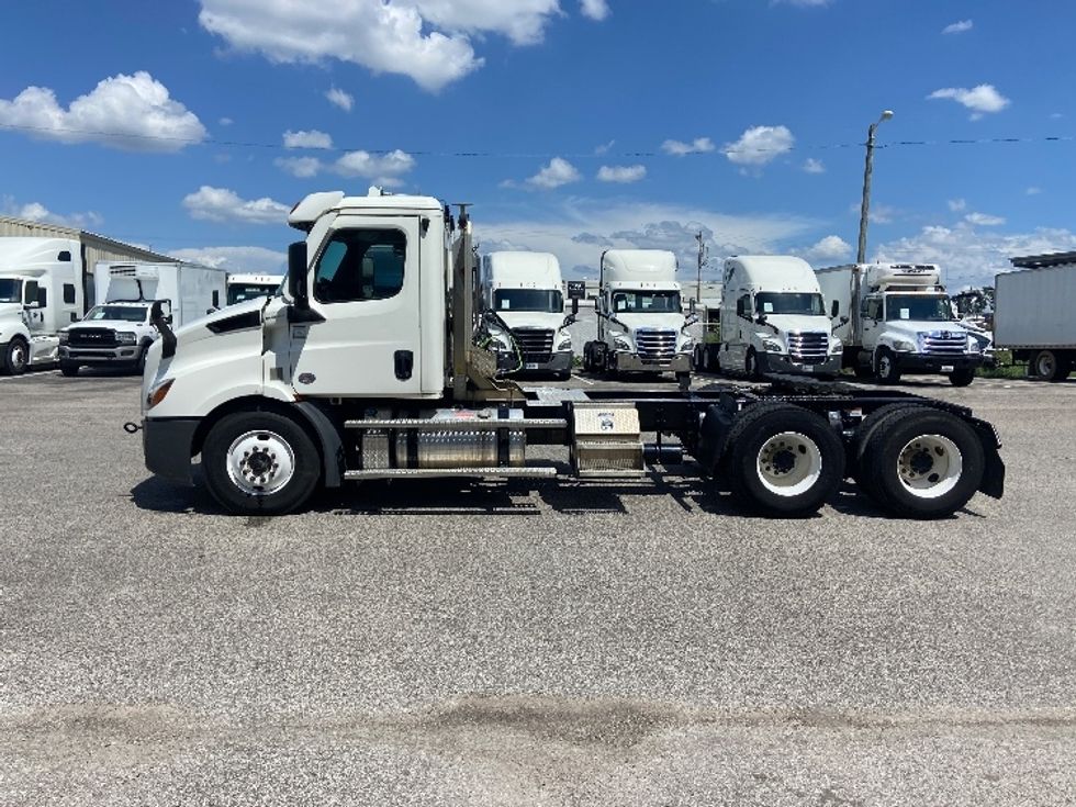 Day Cab Tractor-Heavy Duty Tractors-Freightliner-2022-T11664ST-Brooklyn Park-MN-59,408\n\t\tmiles-$ 65,750 - Image 4