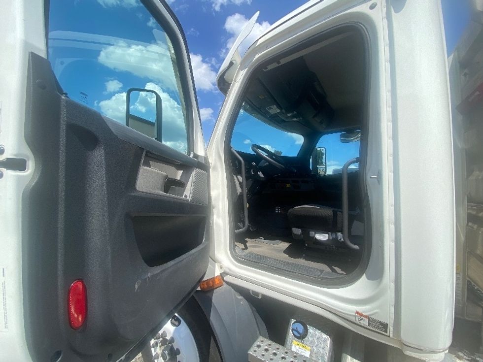 Day Cab Tractor-Heavy Duty Tractors-Freightliner-2022-T11664ST-Brooklyn Park-MN-59,408\n\t\tmiles-$ 65,750 - Image 9