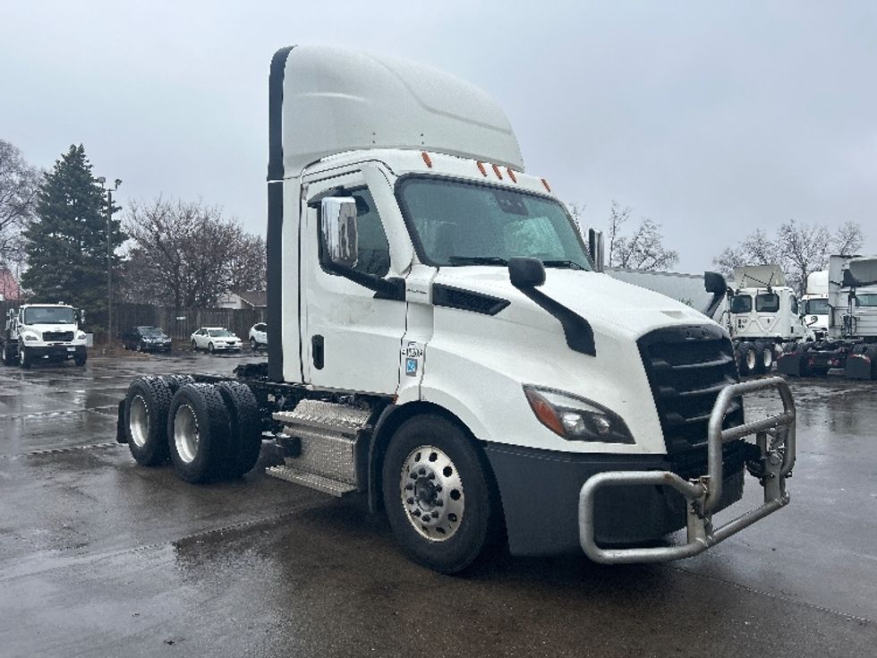 Day Cab Tractor-Heavy Duty Tractors-Freightliner-2022-T11664ST-Brooklyn Park-MN-754,590\n\t\tmiles-$ 28,000 - Image 1