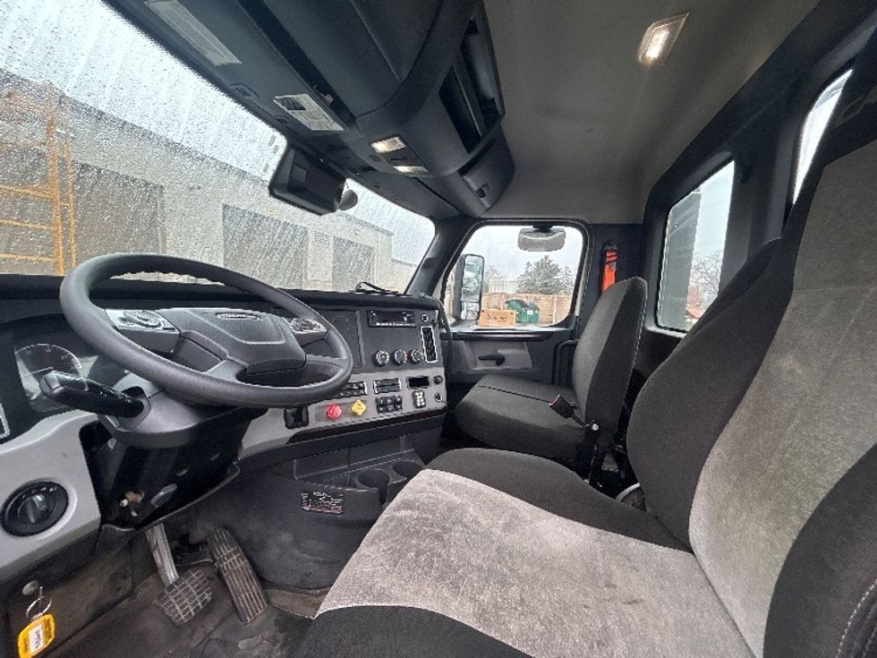 Day Cab Tractor-Heavy Duty Tractors-Freightliner-2022-T11664ST-Brooklyn Park-MN-754,590\n\t\tmiles-$ 28,000 - Image 10