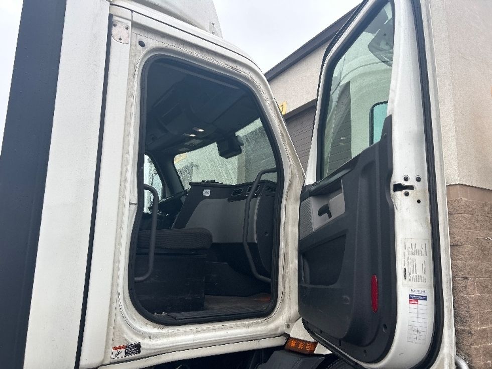 Day Cab Tractor-Heavy Duty Tractors-Freightliner-2022-T11664ST-Brooklyn Park-MN-754,590\n\t\tmiles-$ 28,000 - Image 12