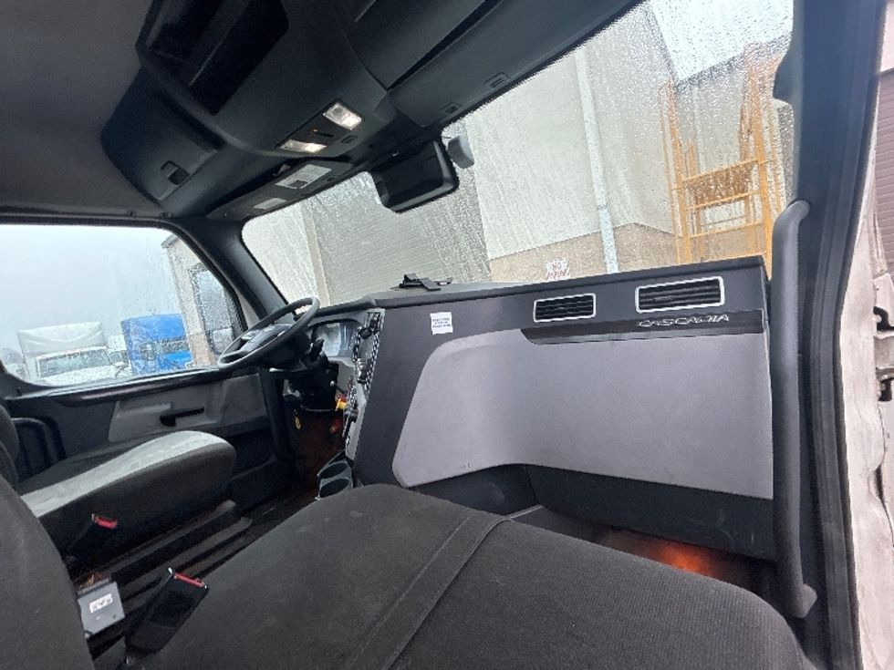 Day Cab Tractor-Heavy Duty Tractors-Freightliner-2022-T11664ST-Brooklyn Park-MN-754,590\n\t\tmiles-$ 28,000 - Image 13