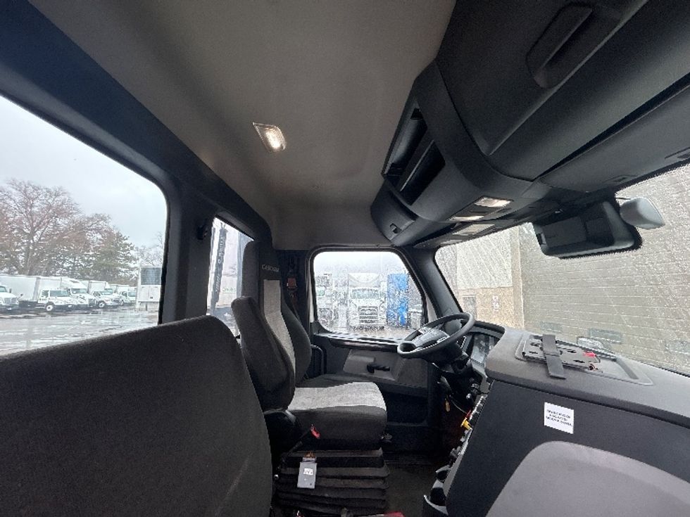 Day Cab Tractor-Heavy Duty Tractors-Freightliner-2022-T11664ST-Brooklyn Park-MN-754,590\n\t\tmiles-$ 28,000 - Image 14