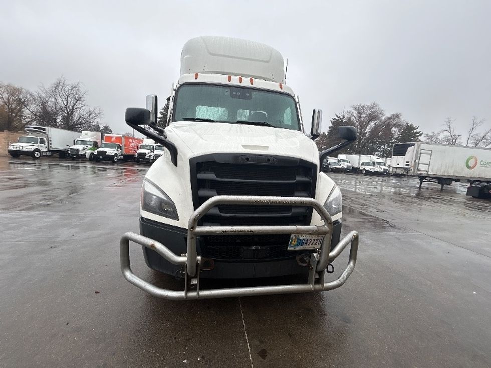 Day Cab Tractor-Heavy Duty Tractors-Freightliner-2022-T11664ST-Brooklyn Park-MN-754,590\n\t\tmiles-$ 28,000 - Image 2