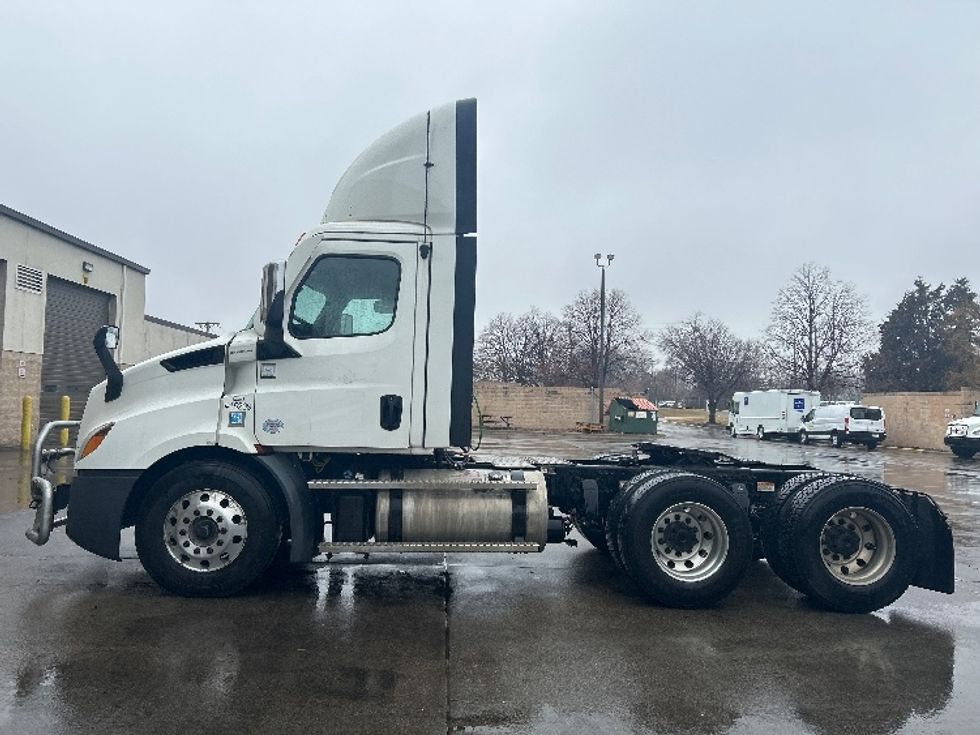 Day Cab Tractor-Heavy Duty Tractors-Freightliner-2022-T11664ST-Brooklyn Park-MN-754,590\n\t\tmiles-$ 28,000 - Image 4
