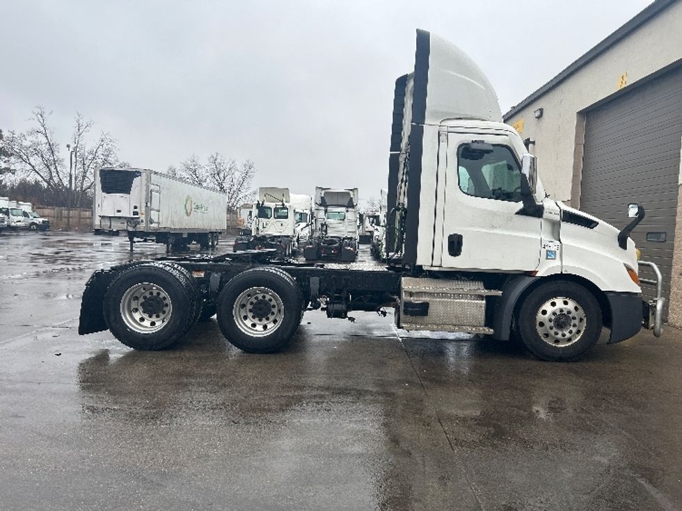 Day Cab Tractor-Heavy Duty Tractors-Freightliner-2022-T11664ST-Brooklyn Park-MN-754,590\n\t\tmiles-$ 28,000 - Image 8