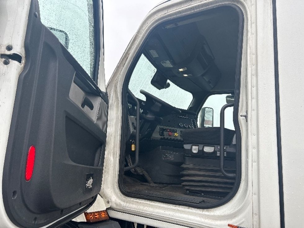 Day Cab Tractor-Heavy Duty Tractors-Freightliner-2022-T11664ST-Brooklyn Park-MN-754,590\n\t\tmiles-$ 28,000 - Image 9