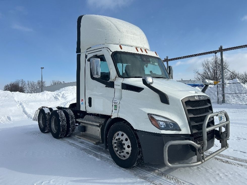 Day Cab Tractor-Heavy Duty Tractors-Freightliner-2022-T11664ST-Buffalo-NY-640,084\n\t\tmiles-$ 28,000 - Image 1