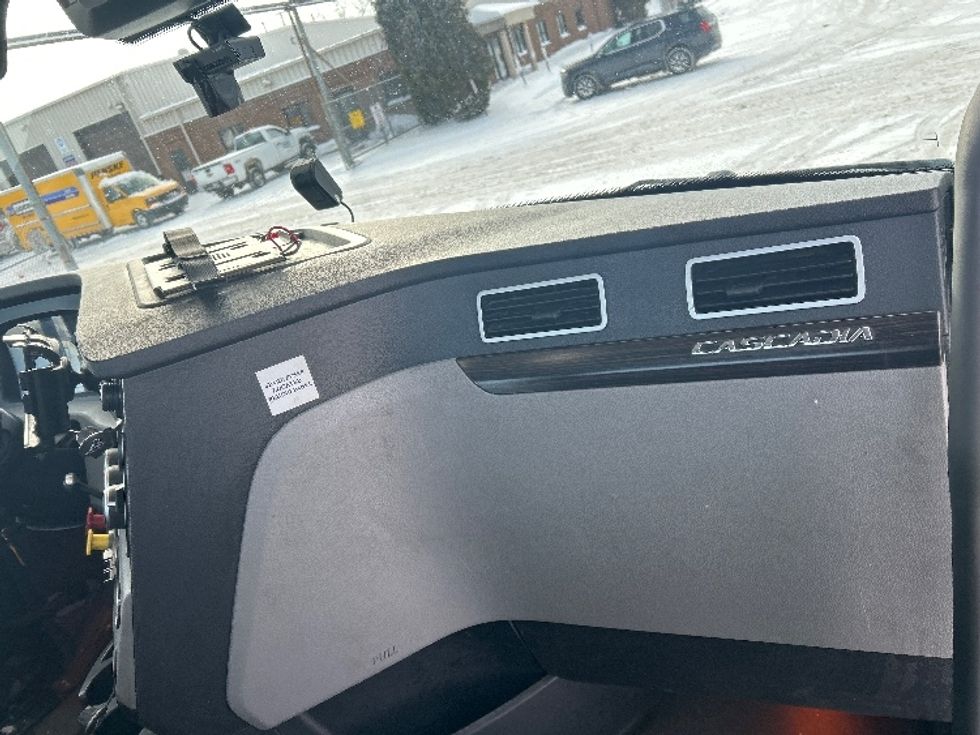 Day Cab Tractor-Heavy Duty Tractors-Freightliner-2022-T11664ST-Buffalo-NY-640,084\n\t\tmiles-$ 28,000 - Image 13