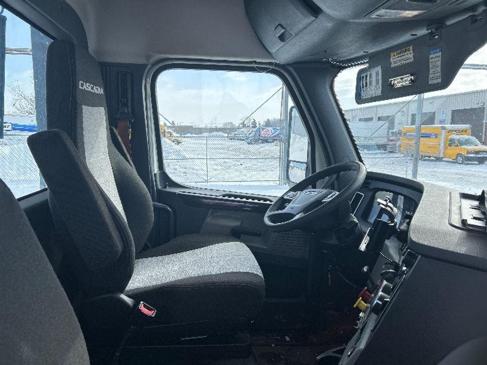 Day Cab Tractor-Heavy Duty Tractors-Freightliner-2022-T11664ST-Buffalo-NY-640,084\n\t\tmiles-$ 28,000 - Image 14