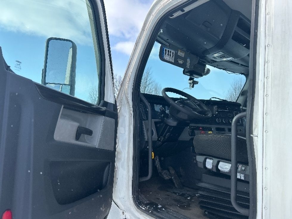 Day Cab Tractor-Heavy Duty Tractors-Freightliner-2022-T11664ST-Buffalo-NY-640,084\n\t\tmiles-$ 28,000 - Image 9