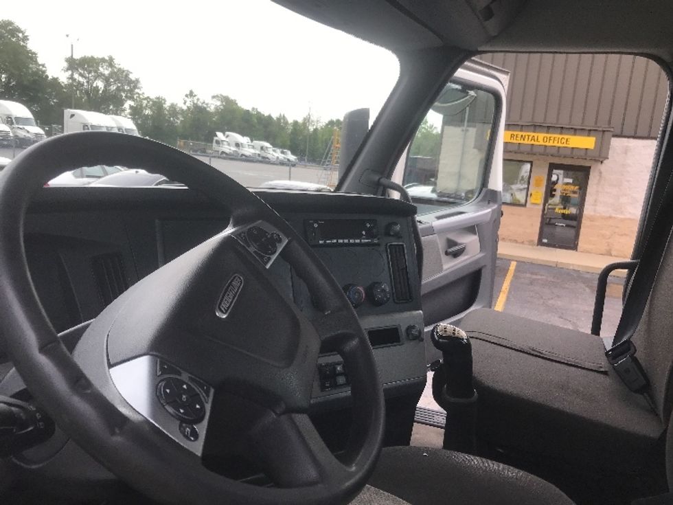 Day Cab Tractor-Heavy Duty Tractors-Freightliner-2022-T11664ST-Canton-OH-475,892\n\t\tmiles-$ 36,500 - Image 10
