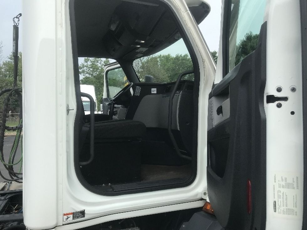 Day Cab Tractor-Heavy Duty Tractors-Freightliner-2022-T11664ST-Canton-OH-475,892\n\t\tmiles-$ 36,500 - Image 12