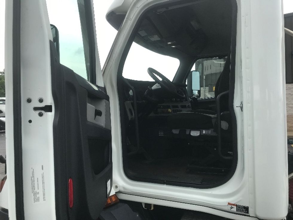 Day Cab Tractor-Heavy Duty Tractors-Freightliner-2022-T11664ST-Canton-OH-475,892\n\t\tmiles-$ 36,500 - Image 9