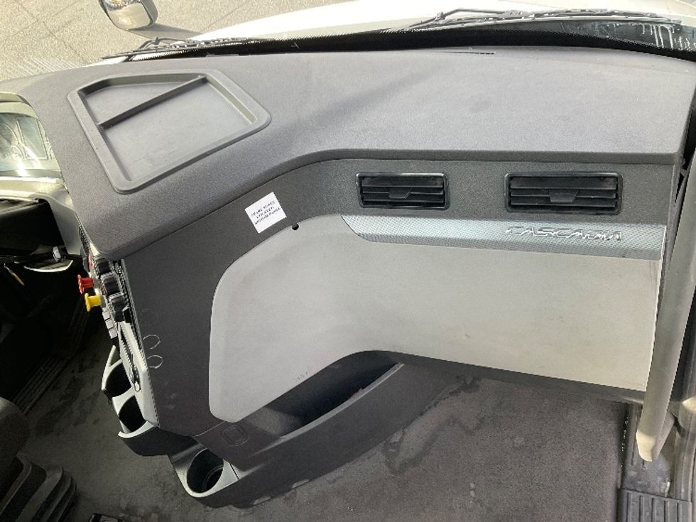 Day Cab Tractor-Heavy Duty Tractors-Freightliner-2022-T11664ST-Charlotte-NC-505,005\n\t\tmiles-$ 52,250 - Image 13