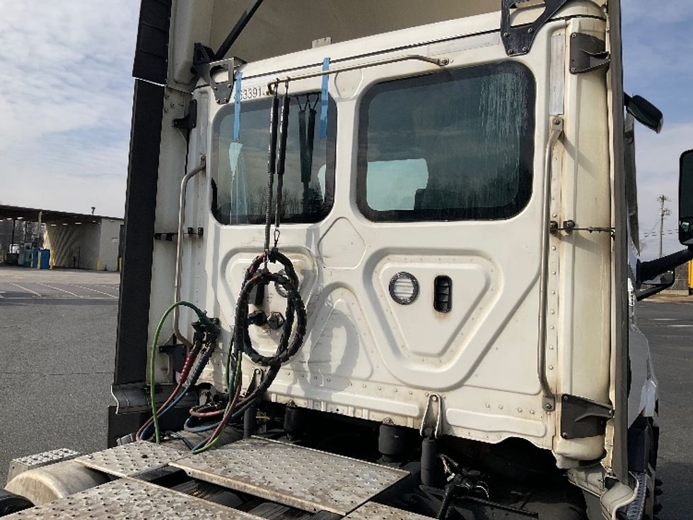 Day Cab Tractor-Heavy Duty Tractors-Freightliner-2022-T11664ST-Charlotte-NC-505,005\n\t\tmiles-$ 52,250 - Image 23