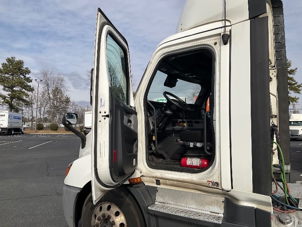 Day Cab Tractor-Heavy Duty Tractors-Freightliner-2022-T11664ST-Charlotte-NC-505,005\n\t\tmiles-$ 52,250 - Image 9