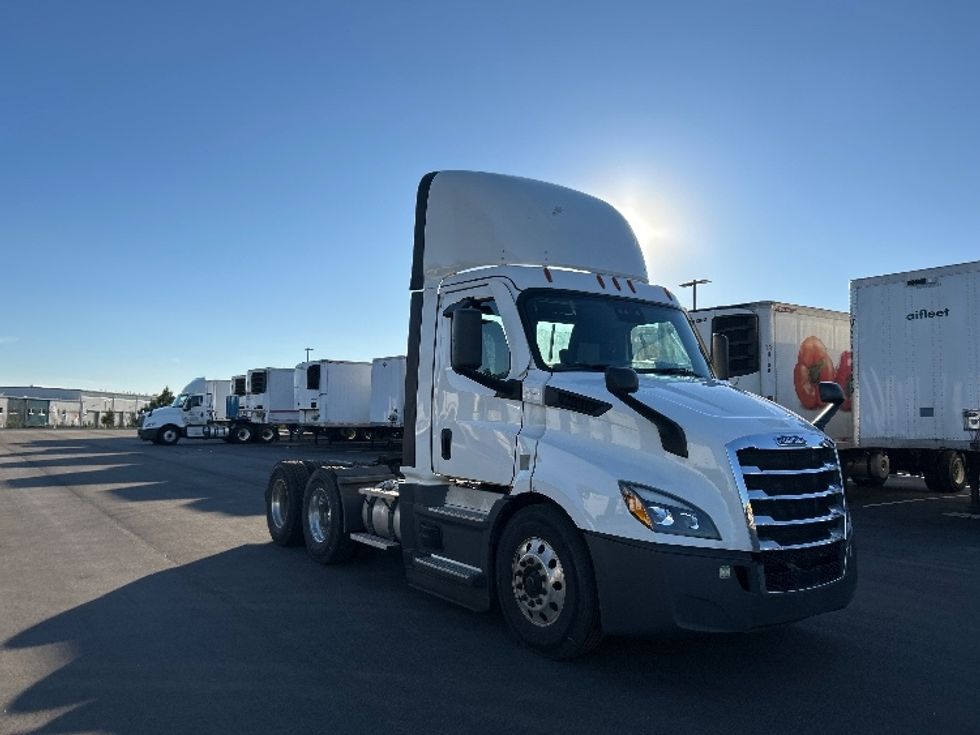 Day Cab Tractor-Heavy Duty Tractors-Freightliner-2022-T11664ST-Concord-NC-519,785\n\t\tmiles-$ 46,750 - Image 1