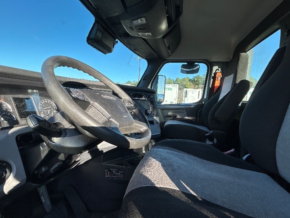 Day Cab Tractor-Heavy Duty Tractors-Freightliner-2022-T11664ST-Concord-NC-519,785\n\t\tmiles-$ 46,750 - Image 10