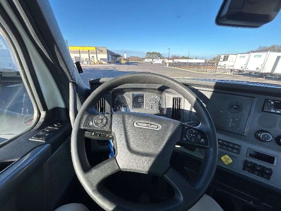 Day Cab Tractor-Heavy Duty Tractors-Freightliner-2022-T11664ST-Concord-NC-519,785\n\t\tmiles-$ 46,750 - Image 11
