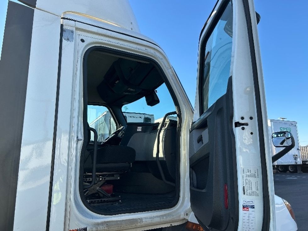 Day Cab Tractor-Heavy Duty Tractors-Freightliner-2022-T11664ST-Concord-NC-519,785\n\t\tmiles-$ 46,750 - Image 12