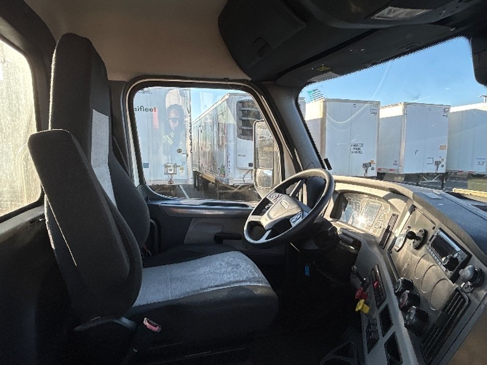 Day Cab Tractor-Heavy Duty Tractors-Freightliner-2022-T11664ST-Concord-NC-519,785\n\t\tmiles-$ 46,750 - Image 14
