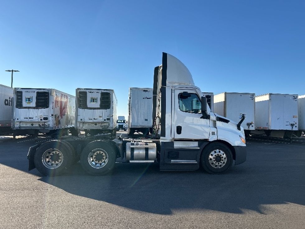 Day Cab Tractor-Heavy Duty Tractors-Freightliner-2022-T11664ST-Concord-NC-519,785\n\t\tmiles-$ 46,750 - Image 8