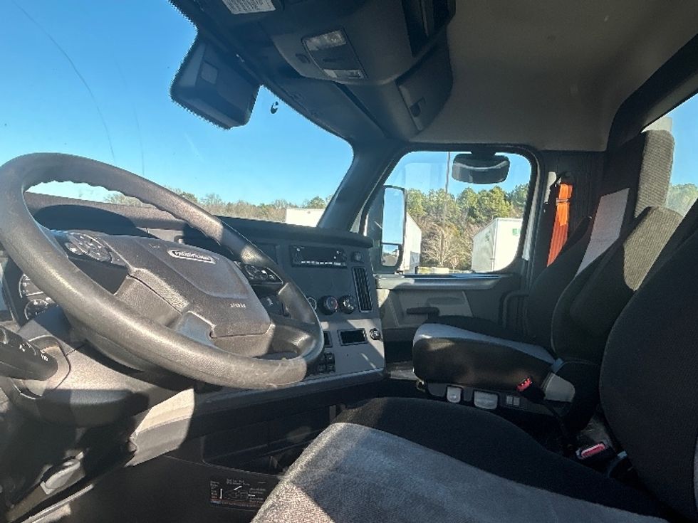 Day Cab Tractor-Heavy Duty Tractors-Freightliner-2022-T11664ST-Concord-NC-530,875\n\t\tmiles-$ 45,500 - Image 10