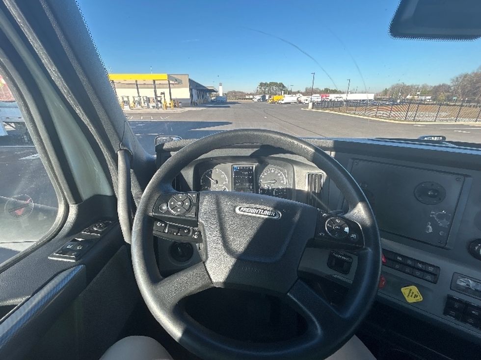 Day Cab Tractor-Heavy Duty Tractors-Freightliner-2022-T11664ST-Concord-NC-530,875\n\t\tmiles-$ 45,500 - Image 11